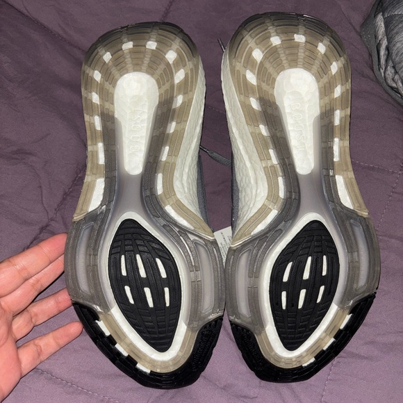 Adidas Woman Ultraboost 22 (NEW no box) - Picture 2 of 6